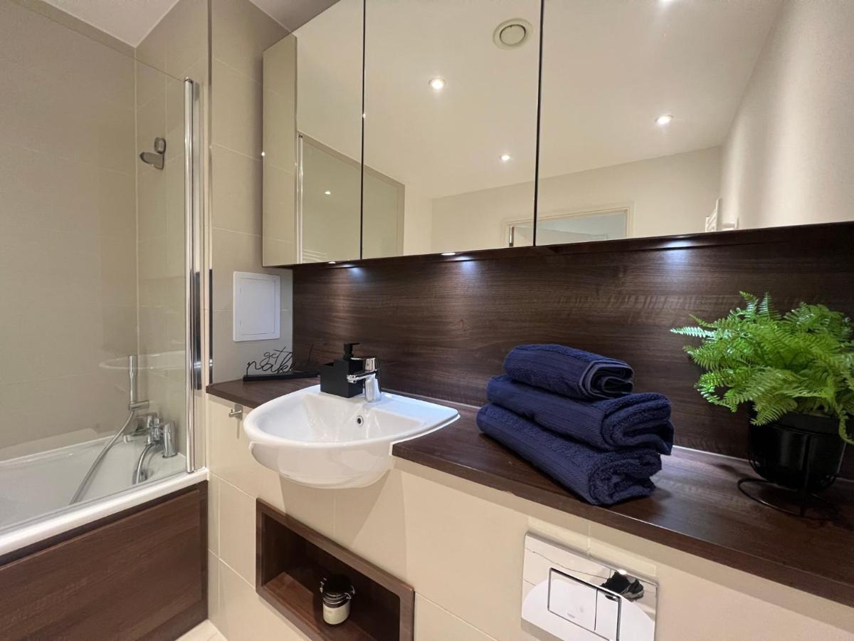 Modern 2Br 2Ba Apt Wparking Sleeps 6 Comfortably Лондон Екстериор снимка