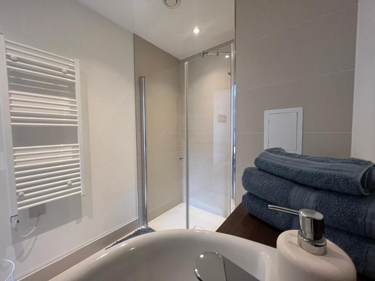 Modern 2Br 2Ba Apt Wparking Sleeps 6 Comfortably Лондон Екстериор снимка